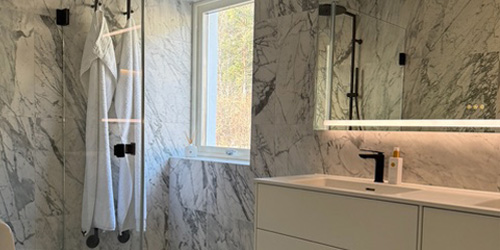 Badrumsrenovering av stilrent badrum i Uppsala